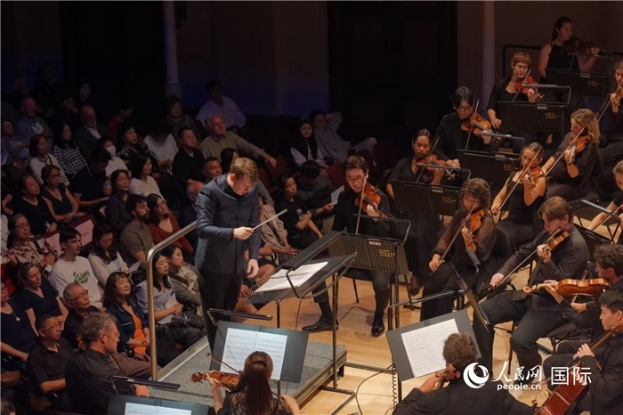 奧克蘭市政廳《空?！方豁懬莩霈F(xiàn)場。張波若攝