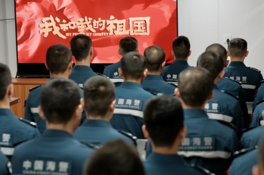 1月25日，中國海警海鷗艦組織艦上執(zhí)法員觀看紅色電影。