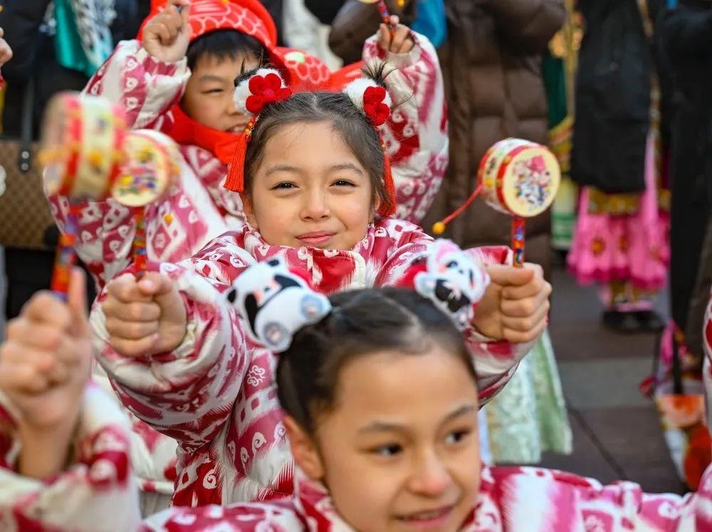 △新疆大巴扎社火迎新春，孩子們?cè)诂F(xiàn)場(chǎng)表演。