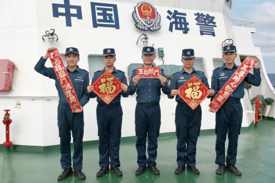 1月27日，中國海警海鷗艦執(zhí)法員們展示春聯(lián)福字，慶祝農(nóng)歷春節(jié)。