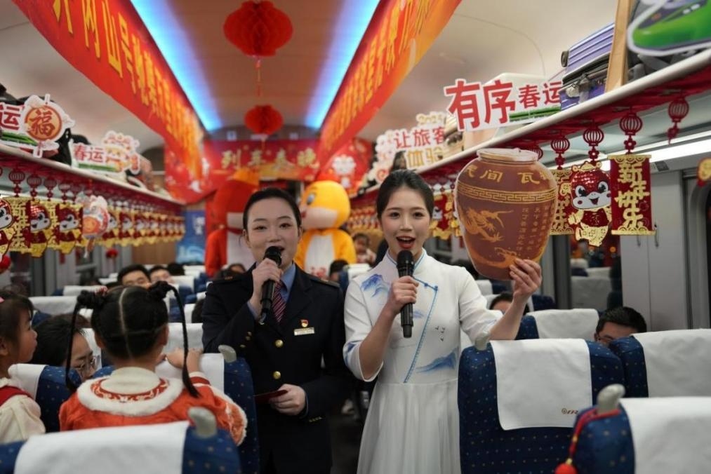 列車乘務(wù)員向旅客介紹江西美食——瓦罐湯。人民網(wǎng) 歐陽易佳攝