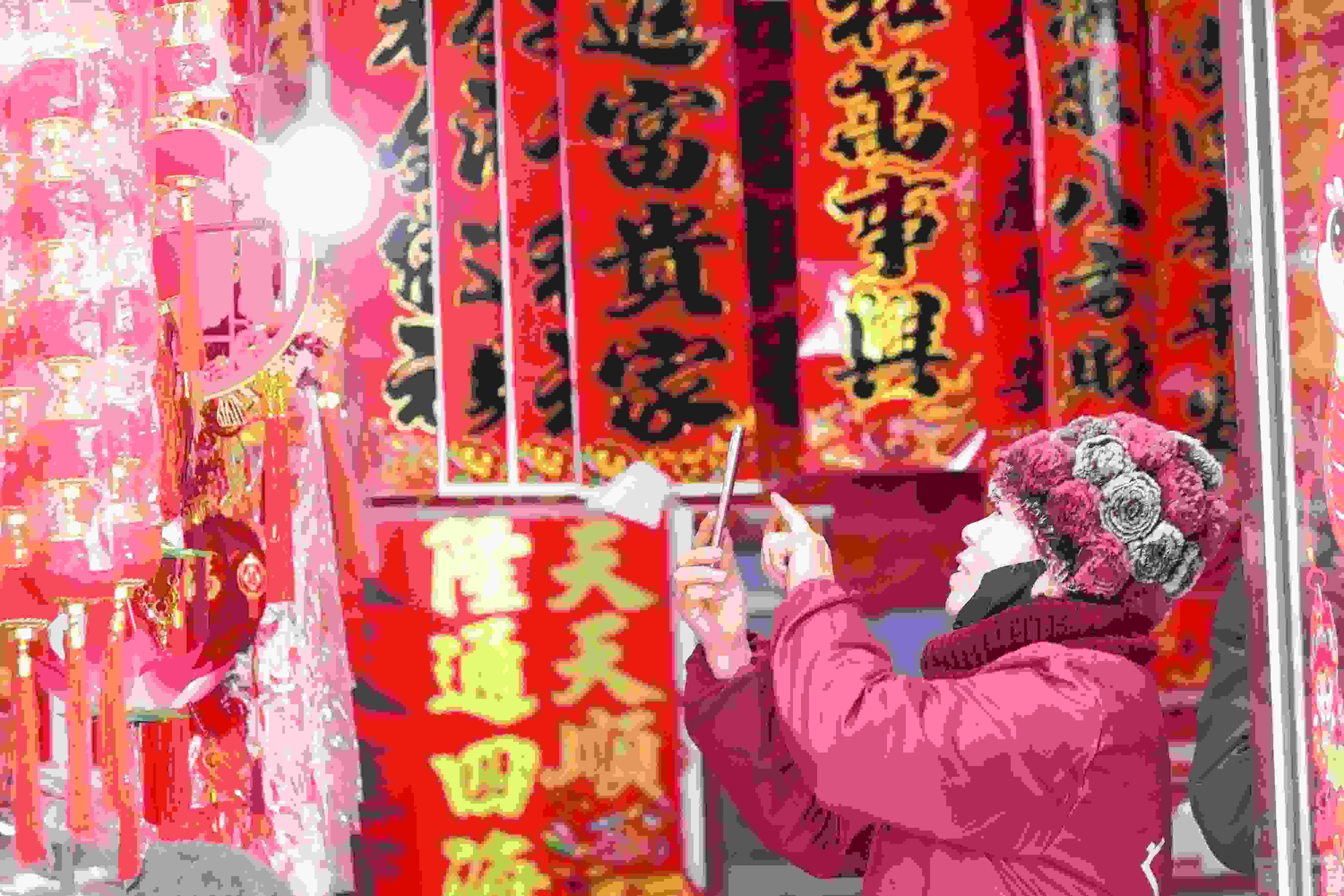 2025年1月5日，在山東省高密市夏莊鎮(zhèn)東李家村，商戶通過手機在網(wǎng)上推銷新春飾品。