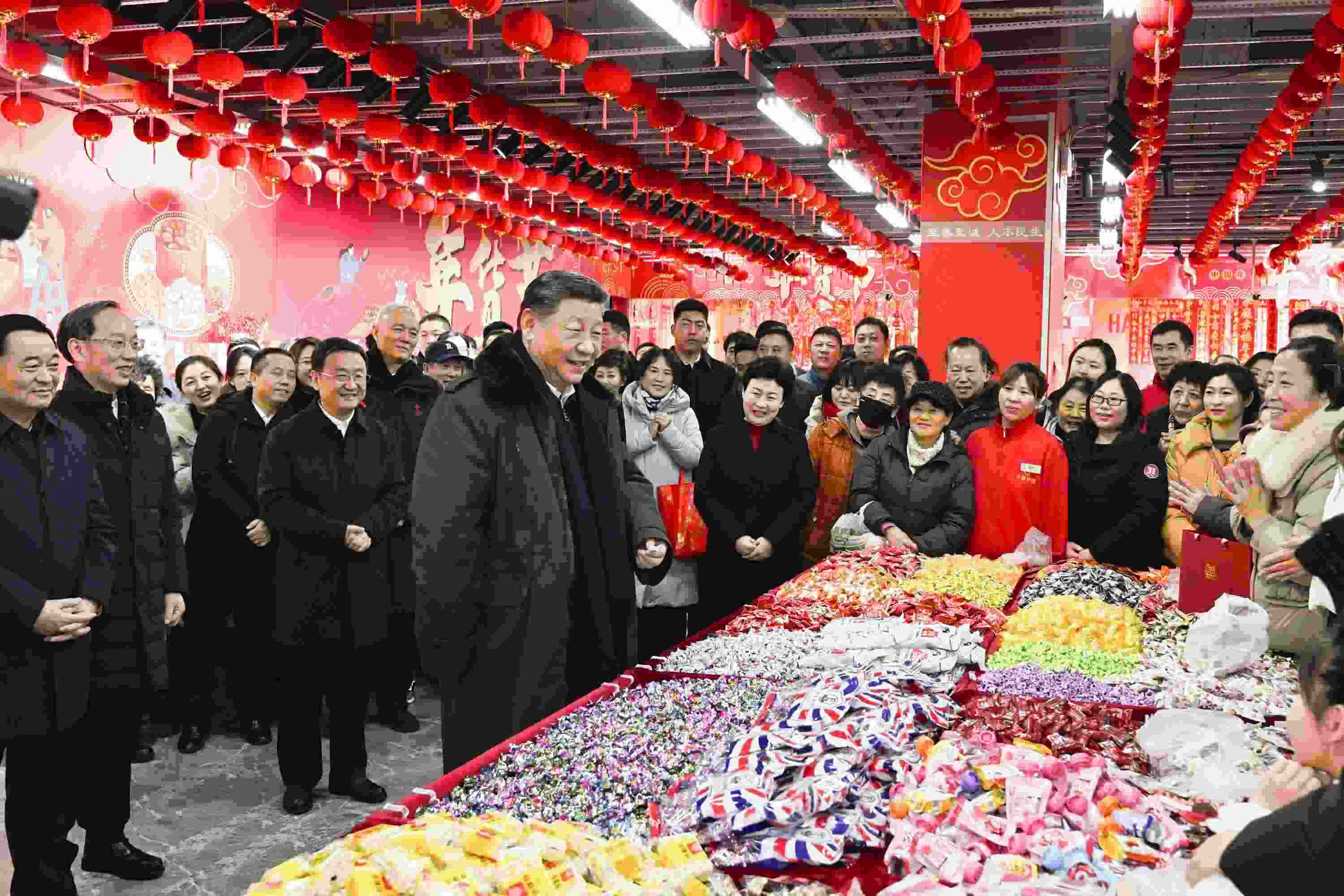 2025年1月23日，習(xí)近平總書(shū)記在遼寧沈陽(yáng)大東副食品商場(chǎng)考察時(shí)，同店主和顧客親切交流，向大家致以新春祝福。