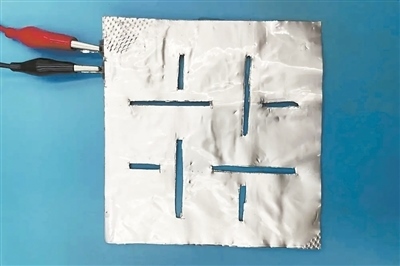 帶有矩形孔的袋式電池。圖片來源：英國《新科學(xué)家》雜志網(wǎng)站