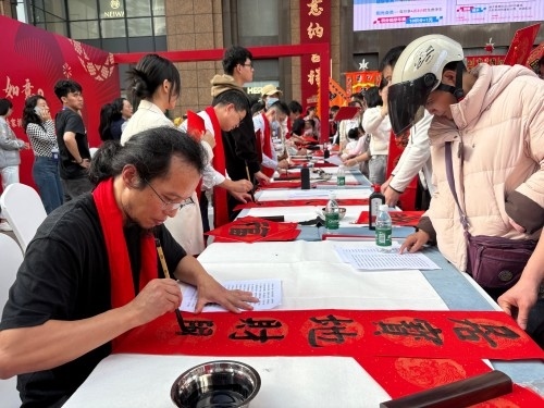 活動現(xiàn)場贈送春聯(lián)和福字。人民網(wǎng) 陳葉欣攝