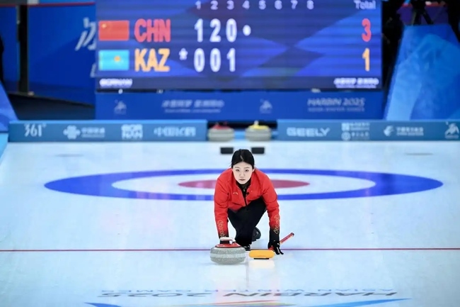 2月4日，中國隊選手韓雨在比賽中擲壺。新華社記者 江漢 攝