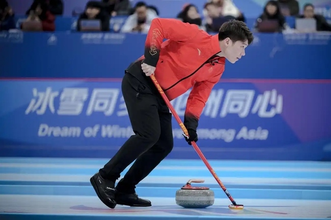 2月4日，中國隊選手王智宇在比賽中擦冰。新華社記者 江漢 攝