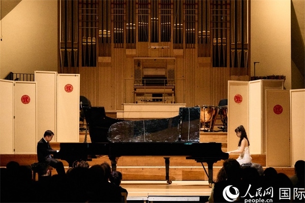 旅英鋼琴家李勁峰和郭鑫弈雙鋼琴“斗琴”。楊浩鵬攝