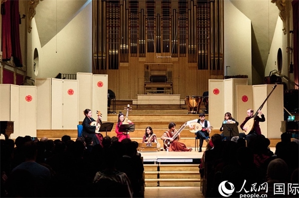 英國中樂團(tuán)和倫敦魯特琴樂團(tuán)演奏《絲綢之韻》。楊浩鵬攝