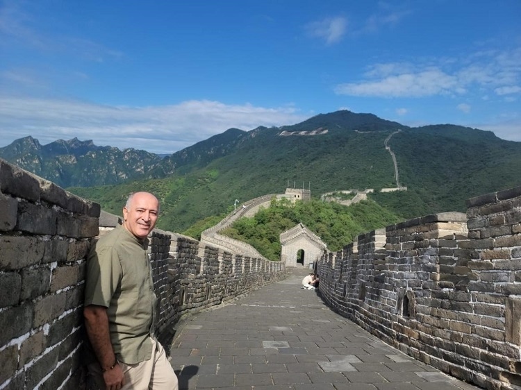 瓦里夫·庫邁哈在游覽長城時留影。受訪者供圖