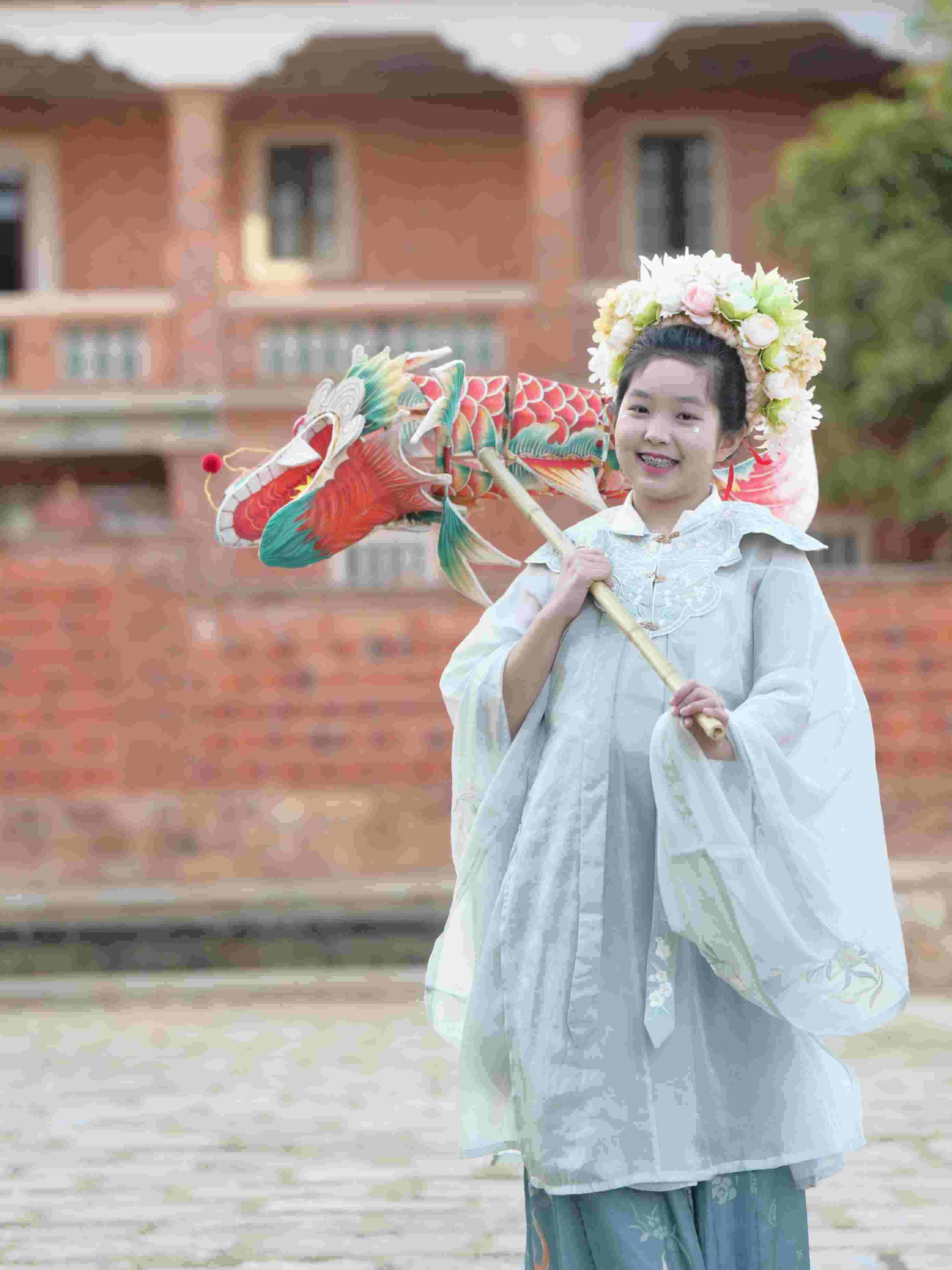 在泉州，沈女士為女兒拍下頭戴簪花的照片。受訪者供圖