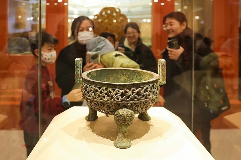 “尋蛇——藏在山西博物院里的蛇”展出的蟠蛇紋鏤空鼎。山西博物院供圖