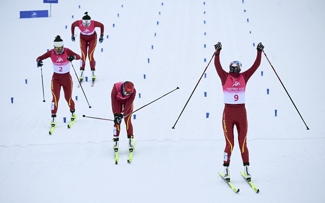 2月8日，李磊（右一）沖過終點(diǎn)后慶祝奪冠。新華社記者 張龍攝