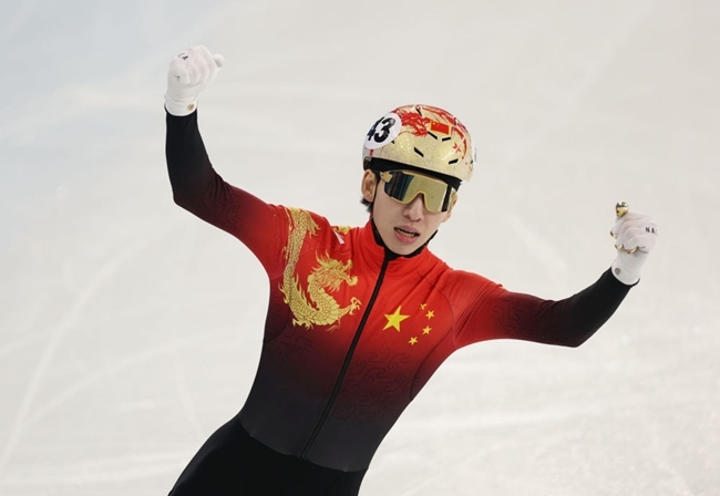 2月8日，林孝埈慶祝奪冠。新華社記者 黃偉 攝