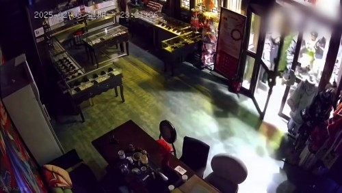 網(wǎng)傳“破門亮燈”畫面。網(wǎng)絡(luò)視頻截圖