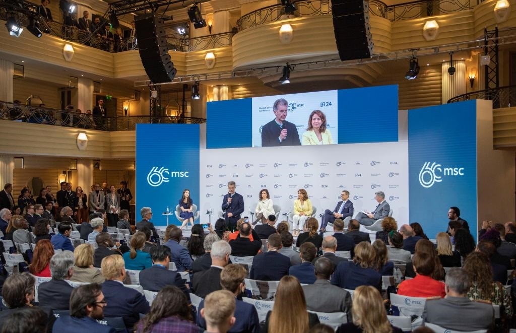 2024年2月18日，慕安會主席克里斯托夫·霍伊斯根（中左二）在德國慕尼黑舉行的第60屆慕尼黑安全會議上發(fā)表閉幕致辭。新華社記者 張帆 攝