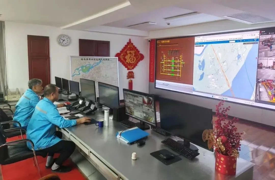 工作人員在燃?xì)庹{(diào)度中心值守。受訪者供圖