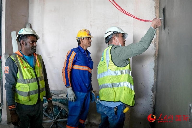 抹灰。人民網(wǎng)塔里克·易卜拉欣攝