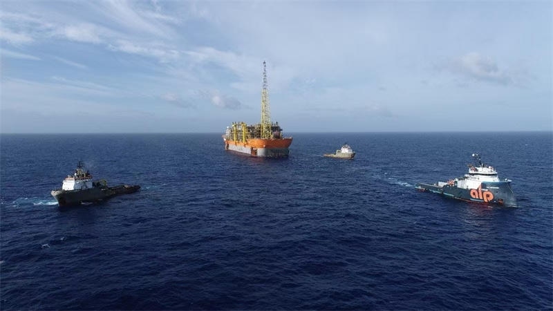 布濟(jì)烏斯七期項(xiàng)目浮式生產(chǎn)儲(chǔ)卸油裝置抵達(dá)油田區(qū)域。巴西國家石油公司供圖