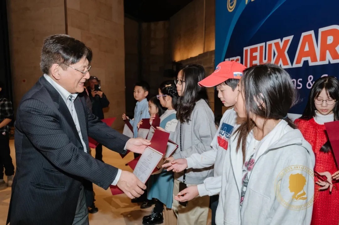 圖2：亞丁為獲獎兒童頒發(fā)證書。法中交流促進會供圖