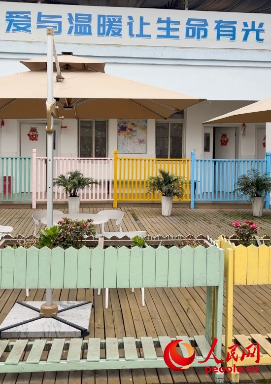 為讓“老小孩”住著開心，南泉鎮(zhèn)衛(wèi)生院設(shè)計(jì)成幼兒園風(fēng)格。人民網(wǎng) 陳葉欣攝