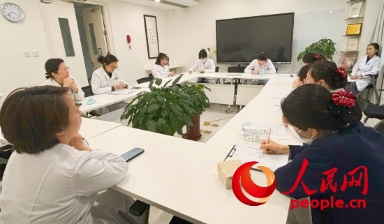 交班會上，海淀醫(yī)院安寧療護(hù)團(tuán)隊(duì)討論患者和家屬需求。人民網(wǎng)記者 金慧慧攝