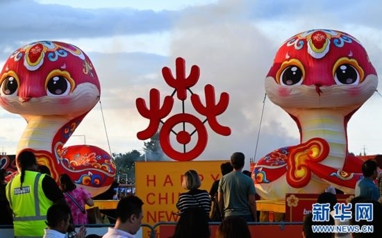 圖為游客在2025年奧克蘭元宵燈節(jié)游覽。（圖片由奧克蘭中國文化中心提供）