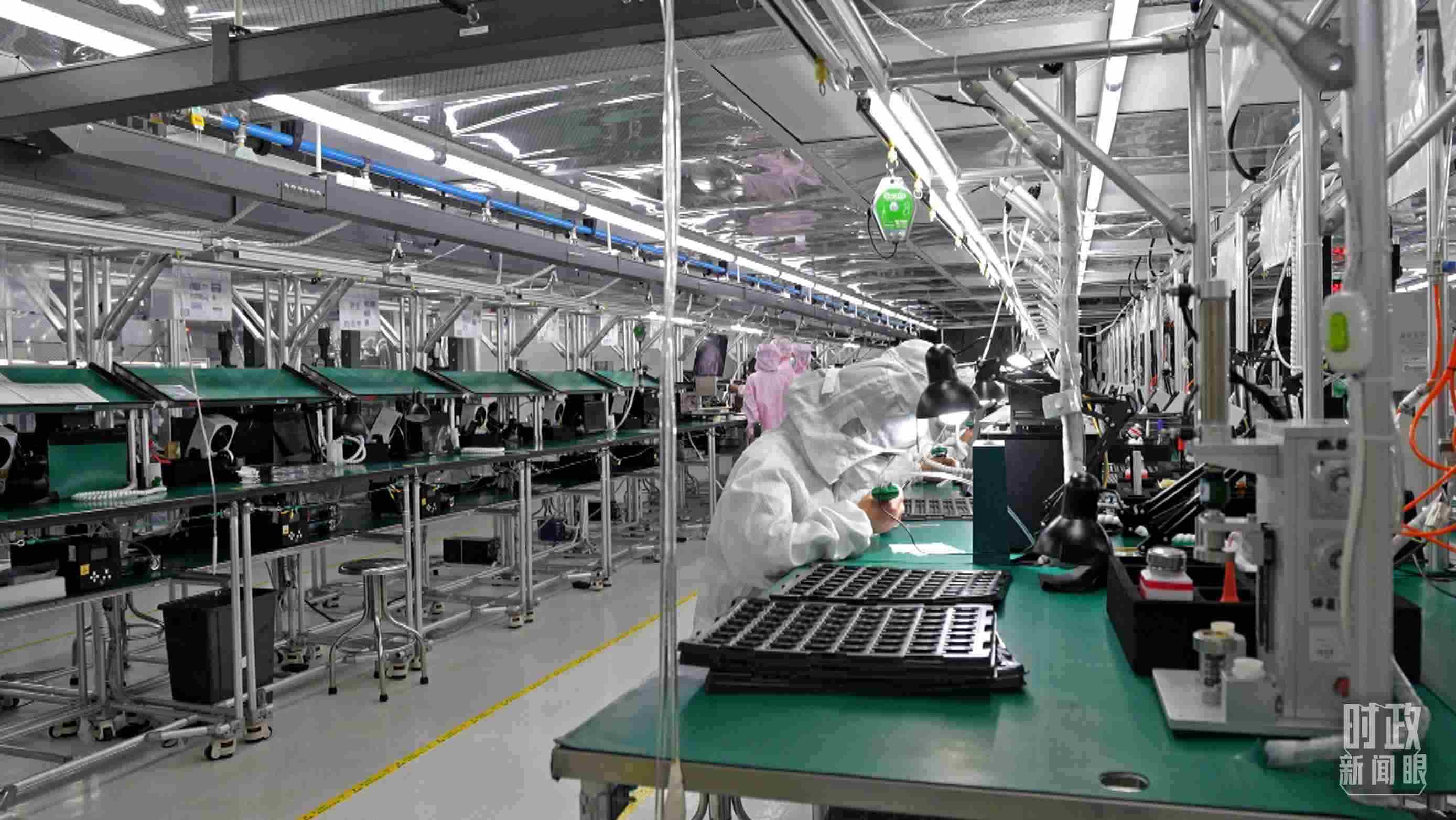 △四川省宜賓市極米光電有限公司的無塵車間光機組裝線。（總臺央視記者范學禹拍攝）
