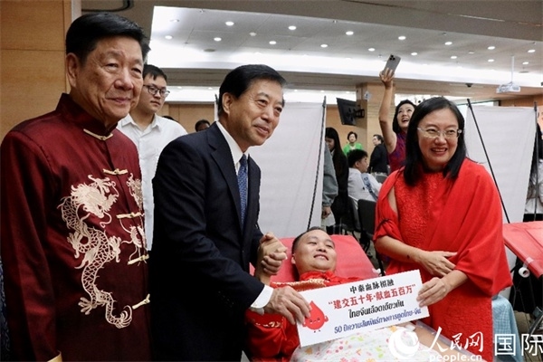 韓志強(qiáng)大使與獻(xiàn)血者代表合影。朱瀟逸攝