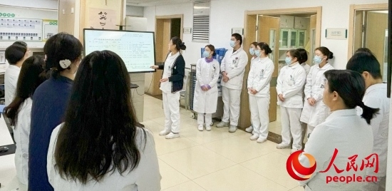 華西第四醫(yī)院姑息醫(yī)學(xué)科交班會(huì)上，護(hù)士介紹患者情況。人民網(wǎng)記者 金慧慧攝