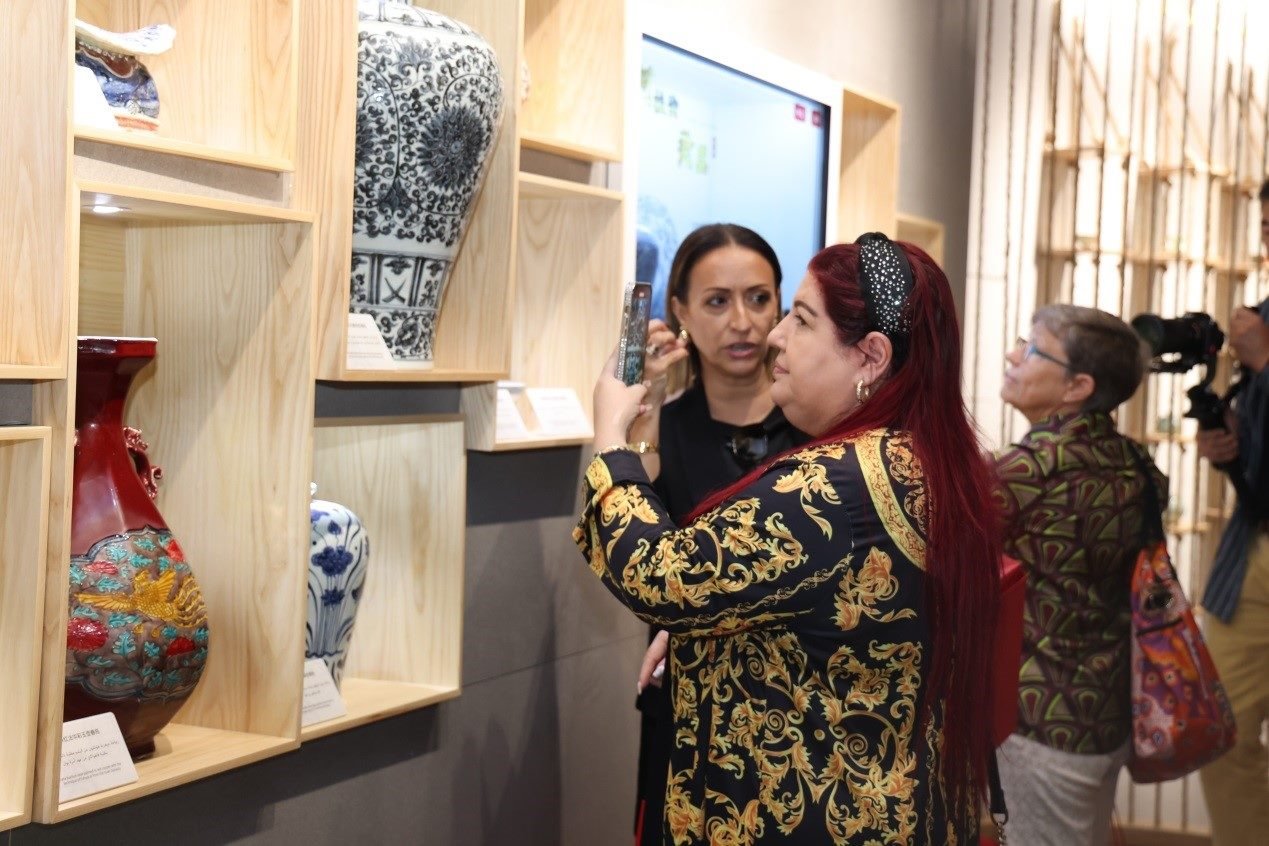 嘉賓了解中國(guó)瓷器。人民網(wǎng)記者 任皓宇攝