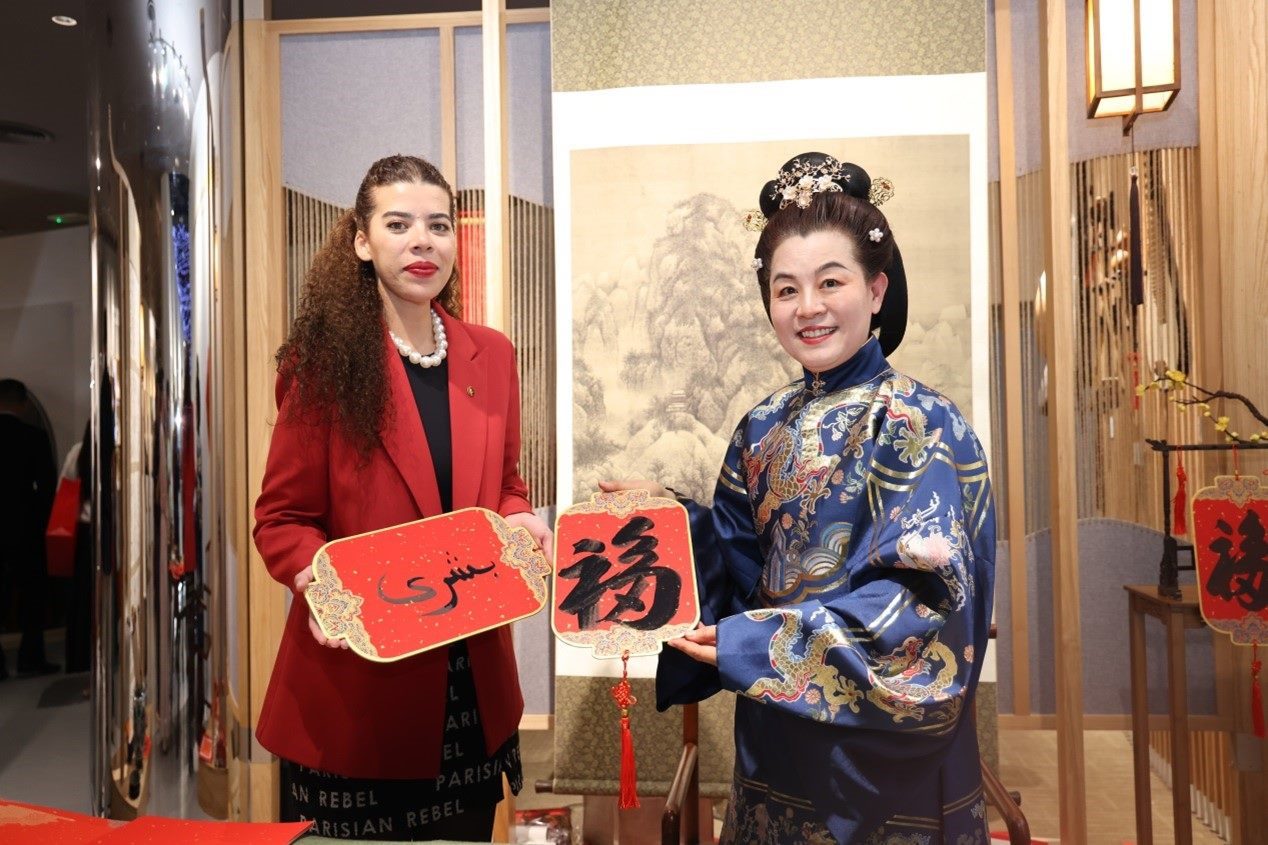 中阿書(shū)法交流。人民網(wǎng)記者 任皓宇攝