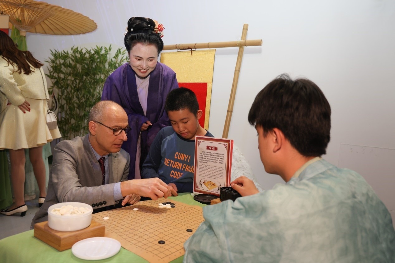 嘉賓體驗(yàn)圍棋對(duì)弈。人民網(wǎng)記者 任皓宇攝