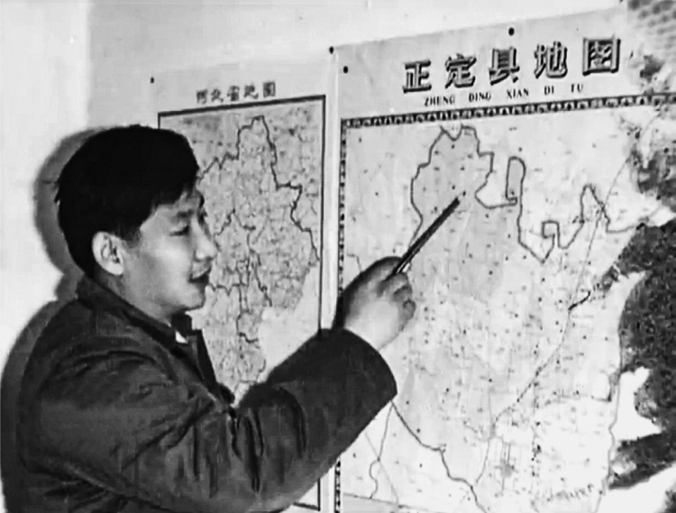 習(xí)近平在辦公室地圖前謀劃正定的發(fā)展。（圖源：《讓群眾過上好日子——習(xí)近平正定足跡》）
