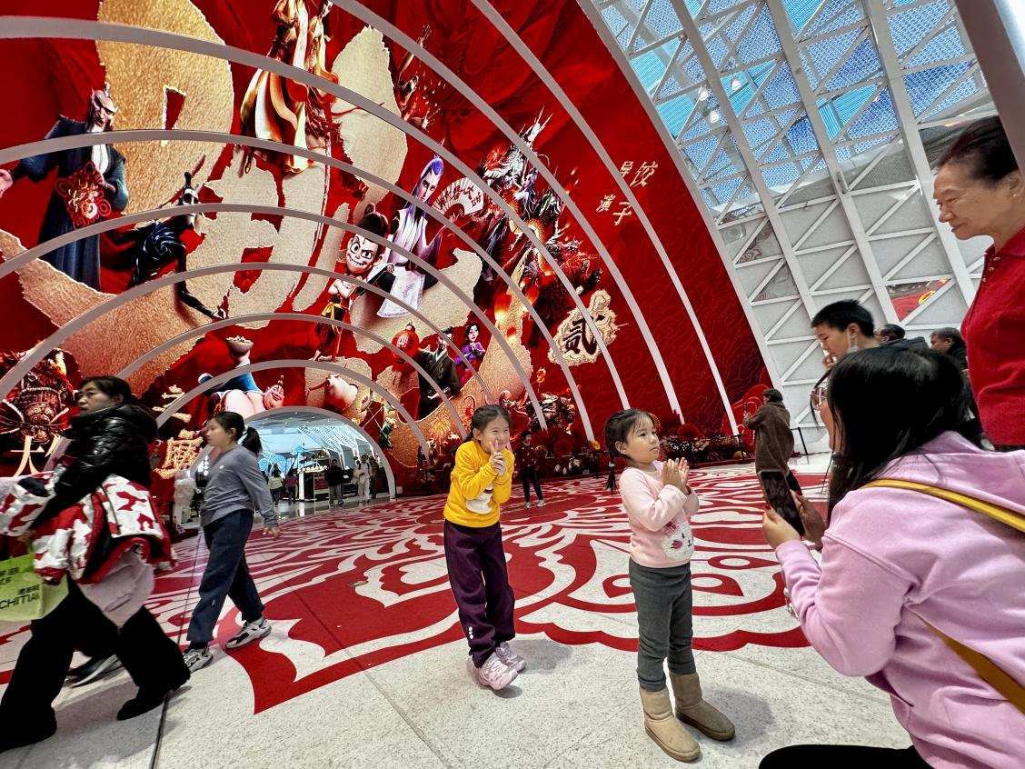 乙巳蛇年春節(jié)期間，影迷在《哪吒之魔童鬧?！肪薹笄芭恼沾蚩?。