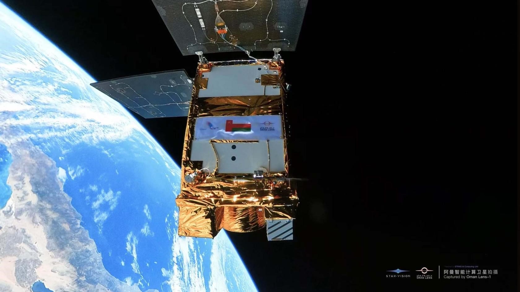 阿曼智能遙感衛(wèi)星一號(hào)近日在太空中自拍。阿曼蘭斯航天公司供圖