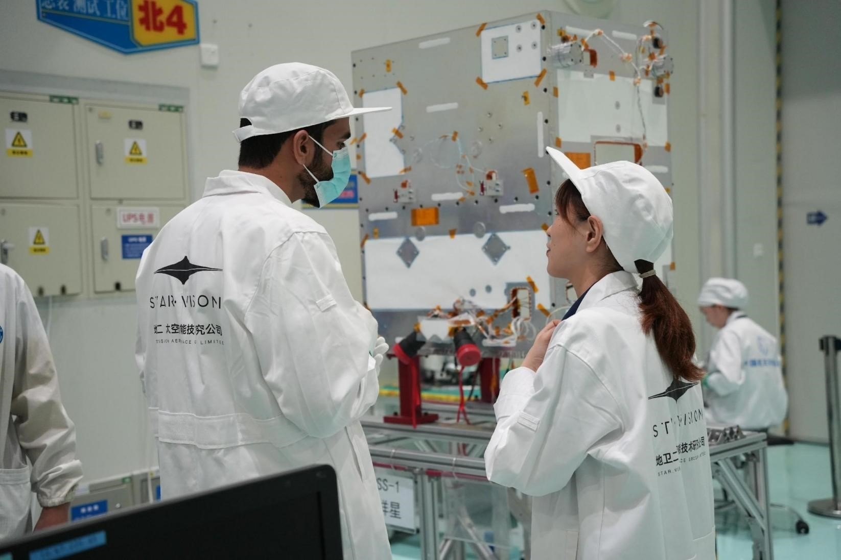 阿曼技術(shù)人員在中國(guó)接受培訓(xùn)。阿曼蘭斯航天公司供圖