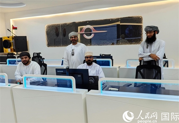 阿曼蘭斯航天公司員工在工作中。人民網(wǎng) 海瑟姆·穆扎恩攝