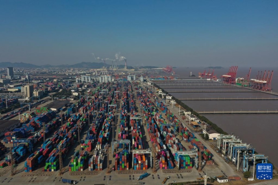  1月24日拍攝的寧波舟山港北侖港區(qū)集裝箱碼頭。 新華社記者 黃宗治 攝