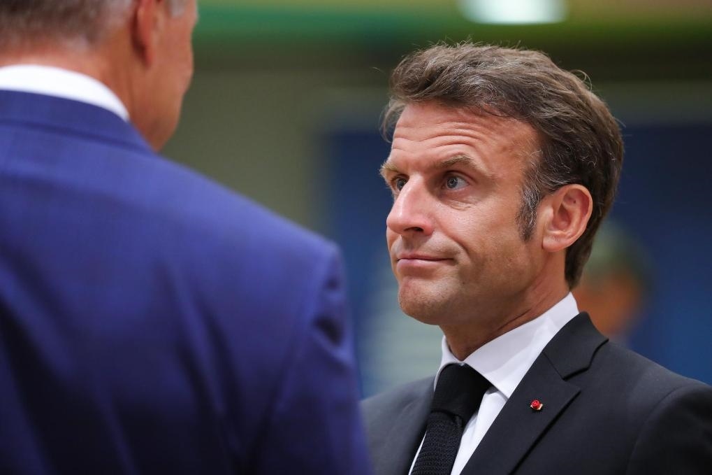 2023年6月29日，在比利時布魯塞爾，法國總統(tǒng)馬克龍（右）準備出席歐盟峰會。新華社記者鄭煥松攝