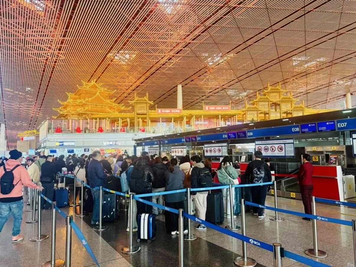 旅客在首都機(jī)場值機(jī)柜臺辦理乘機(jī)手續(xù)。人民網(wǎng)記者 喬雪峰攝