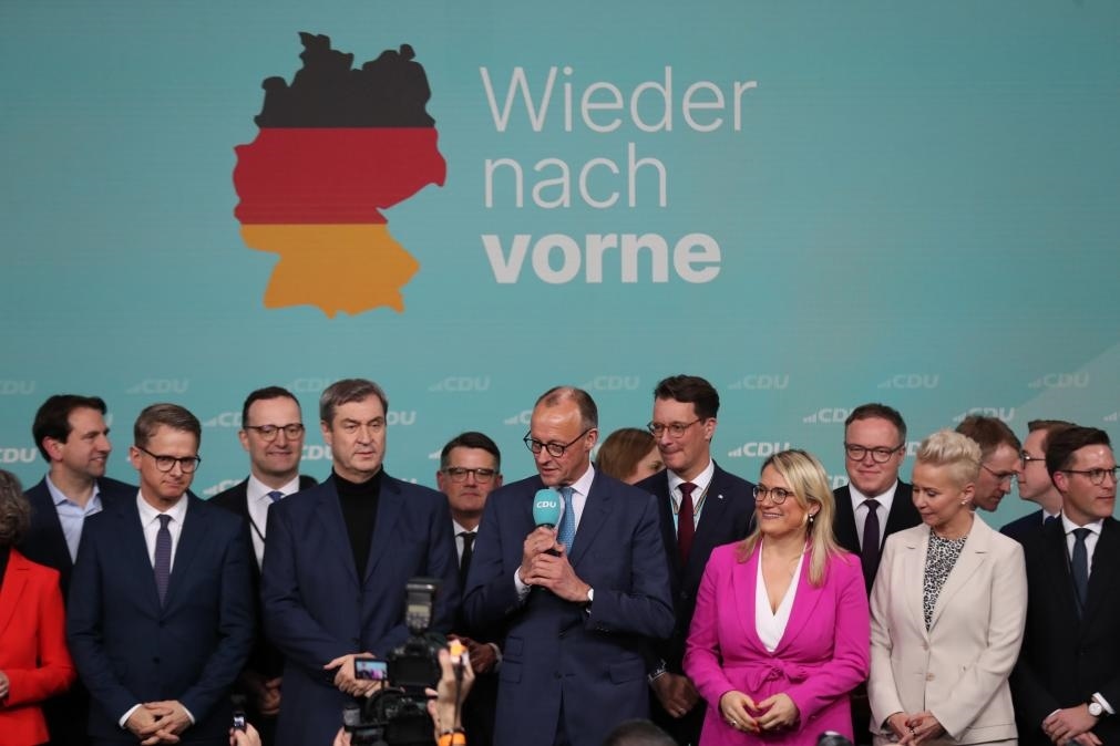 2月23日，在德國柏林的基督教民主聯(lián)盟總部，聯(lián)盟黨總理候選人默茨（中）在出口民調(diào)顯示領(lǐng)先后接受祝賀。新華社記者杜哲宇攝