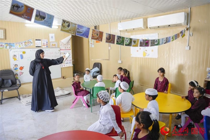 在庫(kù)姆扎爾的學(xué)校，老師正在給孩子們上課。人民網(wǎng) 塔里克·易卜拉欣攝