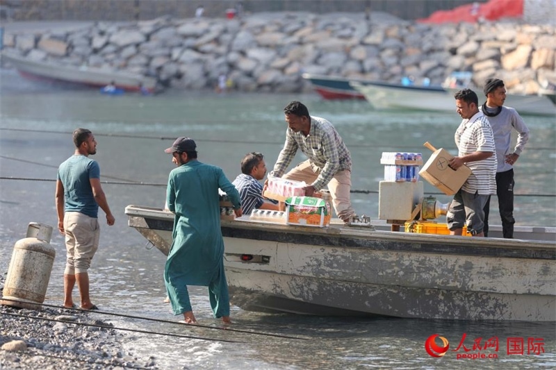 當(dāng)?shù)厝藗冊(cè)谶\(yùn)送生活物資。人民網(wǎng) 塔里克·易卜拉欣攝
