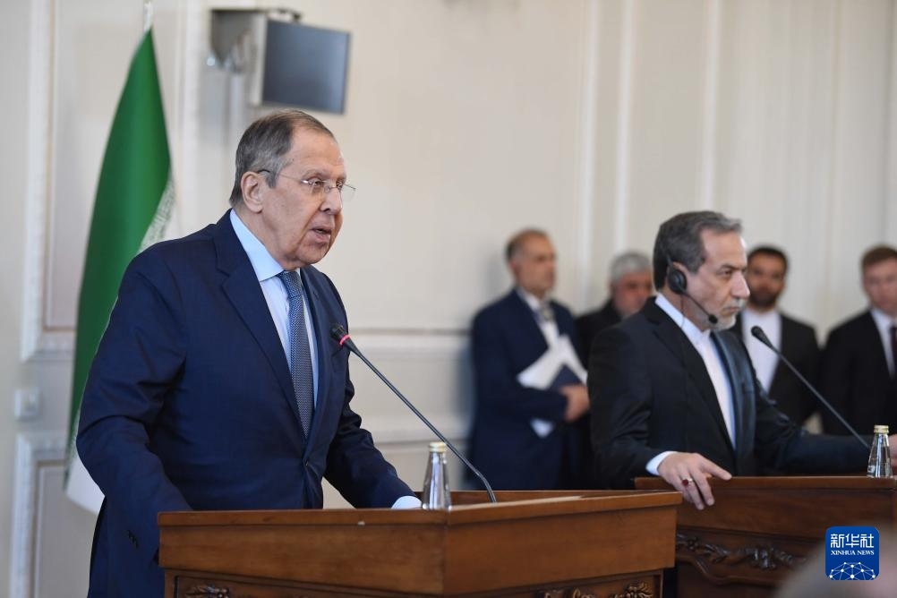 2月25日，在伊朗德黑蘭，俄羅斯外長拉夫羅夫（左）與伊朗外交部長阿拉格齊出席聯(lián)合新聞發(fā)布會。新華社記者 沙達提 攝