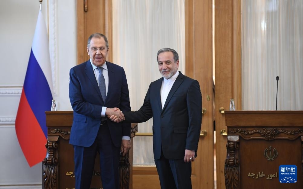 2月25日，在伊朗德黑蘭，伊朗外交部長阿拉格齊（右）與俄羅斯外長拉夫羅夫出席聯(lián)合新聞發(fā)布會。新華社記者 沙達提 攝