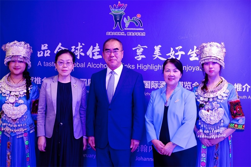 潘慶江總領(lǐng)事與王洪波秘書(shū)長(zhǎng)合影。（南非貴州商會(huì)供圖）