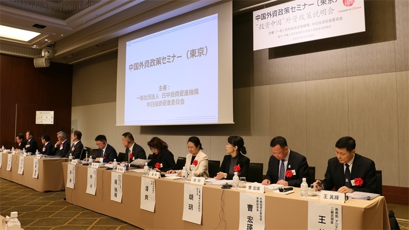 商務部和工業(yè)和信息化部相關司局負責人進行政策說明以及答疑解惑。人民網 許可攝