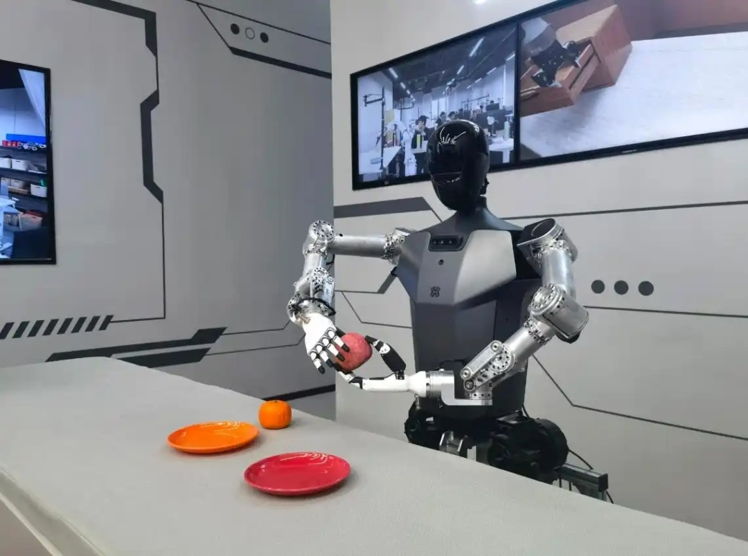 △2025年2月24日，北京“機器人大世界”展出的機器人正在完成日常家務(wù)。