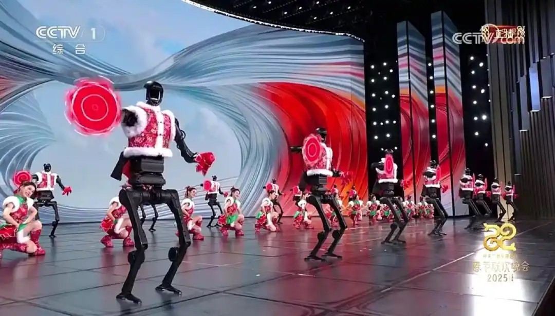 △今年春晚，宇樹科技人形機器人身穿東北特色的花棉襖扭秧歌，呈現(xiàn)出全新視覺效果。